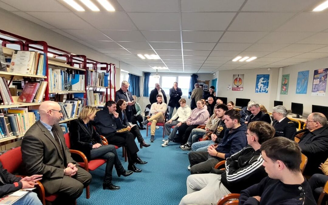 Visite de Madame Pannier-Runnacher, Ministre de la Transition écologique, de la biodiversité, de la foret, de la mer et de la pêche. au lycée maritime du Guilvinec.